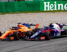 开云体育APP下载-梅赛德斯碾压红牛二队，阿隆索点燃赛场的简单介绍