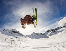 开云官方app入口-喀麦隆斩落冰岛，C罗力挽狂澜—足球的暗流与星光