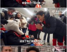 开云平台-球场上表现抢眼，球员们笑逐颜开