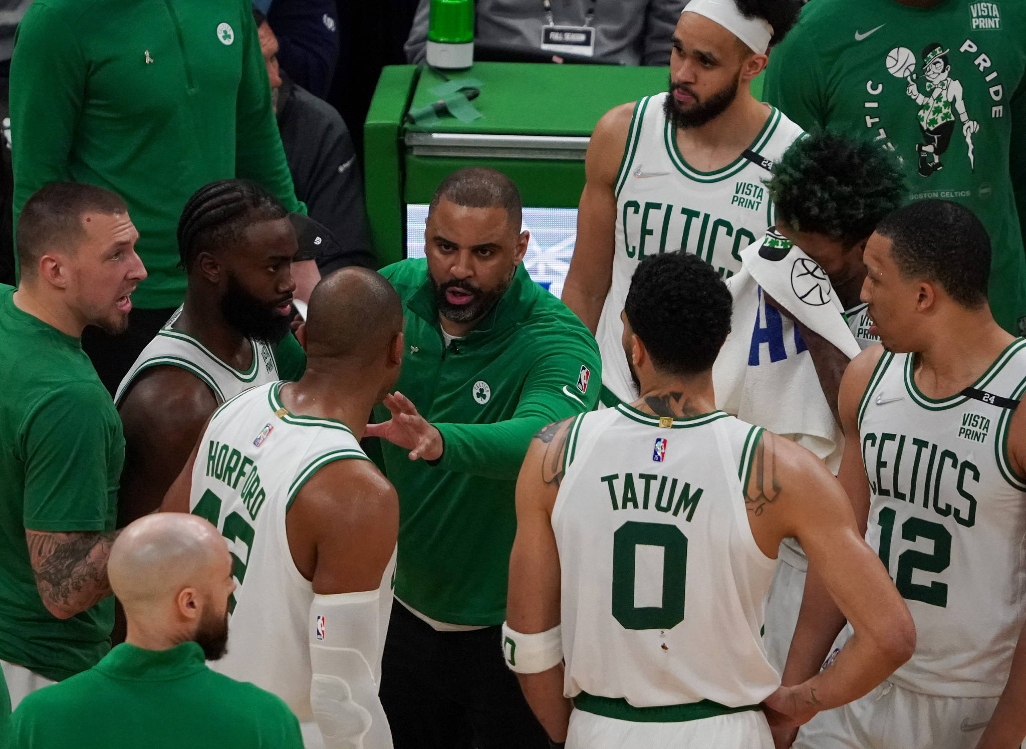 开云体育入口-凯尔特人队主帅赞扬球员团结力量