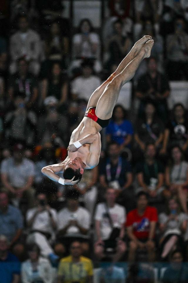 开云官网-俄罗斯跳水选手惊艳一跃，夺冠成功